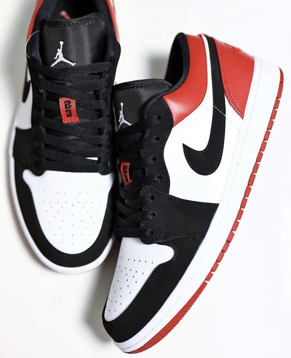 Шнуровка jordan. Nike Air Jordan 1 Retro Low Black. Nike Air Jordan 1 Retro Black Toe. Nike Air Jordan 1 шнуровка. Nike Air Jordan 1 Retro Low.