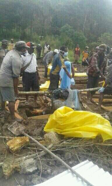 Mass burial of more than 15 innocent women and children massacred by Warlords were given proper burial by locals, Police, PNGDF & Hela PG yesterday @ Karida village. Children were buried together in 1 grave while mothers and older children were buried separately. Angali_Why😭😭