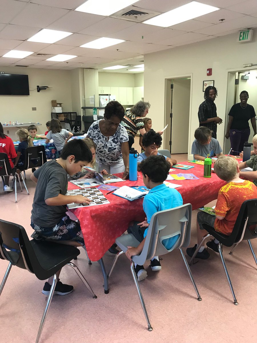 Luceroguzmann4's tweet photo. Longwood Park Day Camp students have a great time making bookmarks, reading, and enjoying snacks. The time and enthusiasm dedicated to students makes all the difference! @SuncoastCGLR #SummerLearningWeek #GLReading https://t.co/I5vGx1HA3m