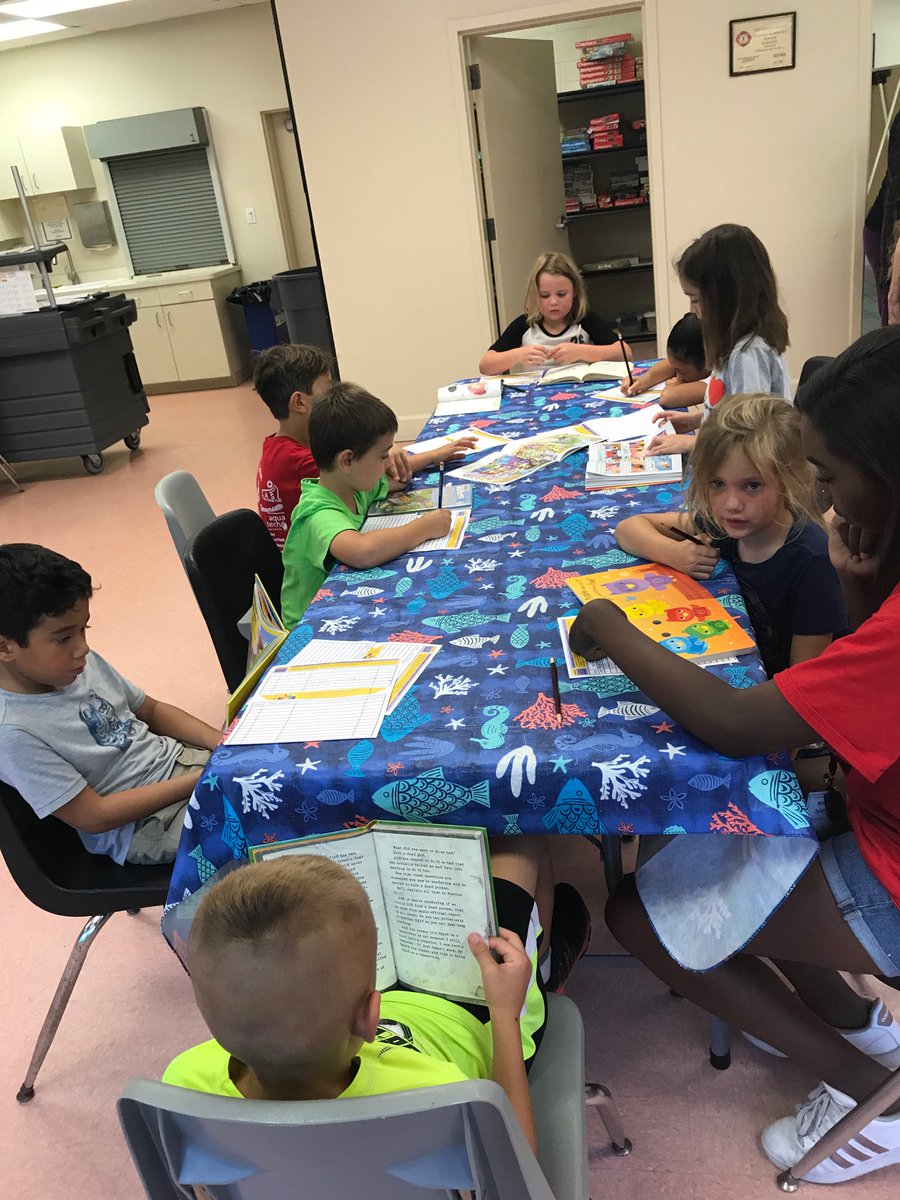 Luceroguzmann4's tweet photo. Longwood Park Day Camp students have a great time making bookmarks, reading, and enjoying snacks. The time and enthusiasm dedicated to students makes all the difference! @SuncoastCGLR #SummerLearningWeek #GLReading https://t.co/I5vGx1HA3m