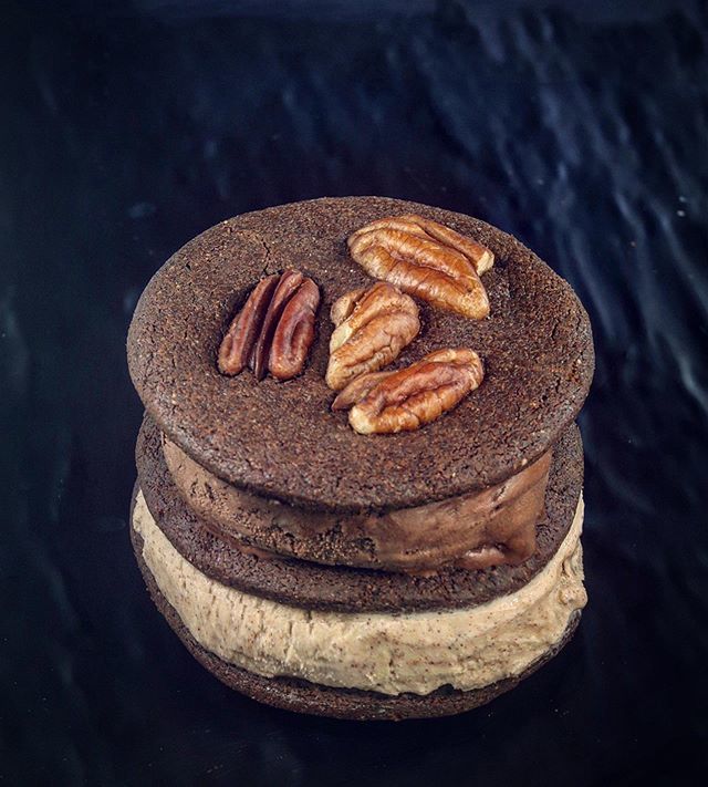 HeladoDude's tweet photo. ⚠️ ⚠️ Atención mucha atención “ this is not a drill”  this is cocoa pecan #keto cookie con gelato de canela diabética y otro piso de cacao diabético ⚠️ ⚠️ #bai #güaimimai https://t.co/Chq2IXxiue