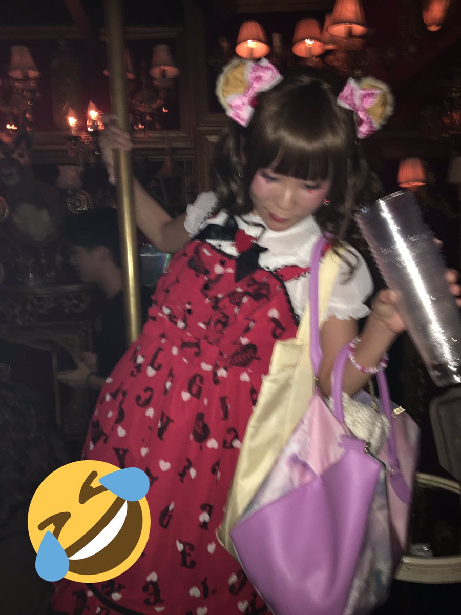 _kon_coco_'s tweet photo. すごく楽しかった
かわいいゴスロリちゃんたちと仲良くなれたし
ビール2杯でよっぱらっぴしてしまった🤣
好き空間すぎたよ!!
装飾や置いてあるアンティーク家具の全てが好きだった
早くにこの空間と出会っていたかったな〜
もみじちゃん強引だったのに一緒に来てくれてありがと!
#TRUMPROOM https://t.co/7NWrlbflLq