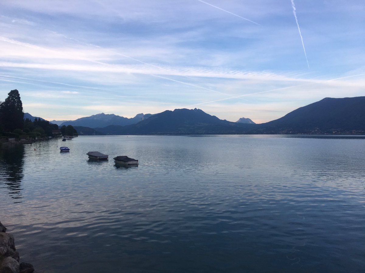 AudreyPulvar's tweet image. Je pose ça là... Bonne journée ! 😉🙂 
#AnnecyStyle