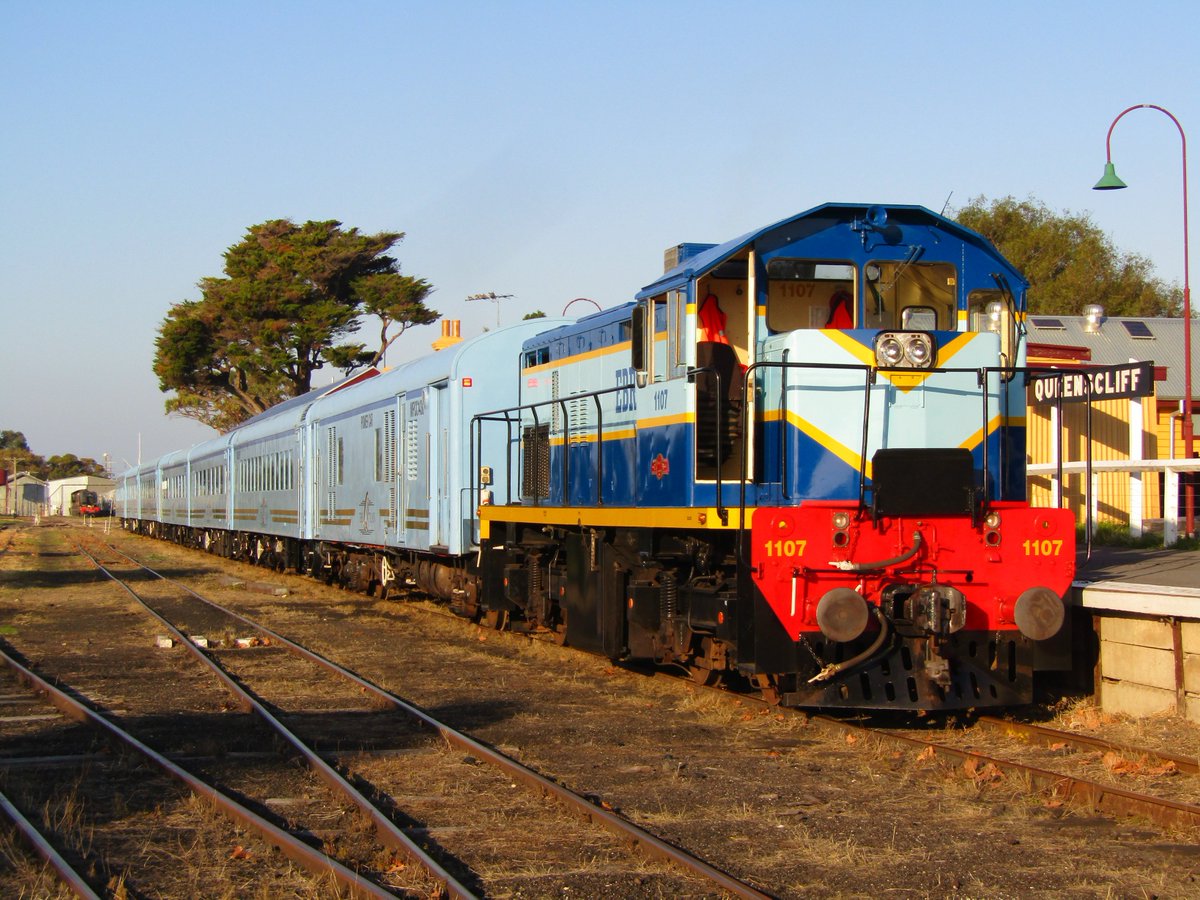 BRailway's tweet image. Just seven days ago on Thursday 4th July 2019, EBR 1107 was happily idling away in the afternoon sunshine at #Queenscliff with the #QTrain - as the Fyansford Australian Standard Garratt G33 kept watch from the yard...
