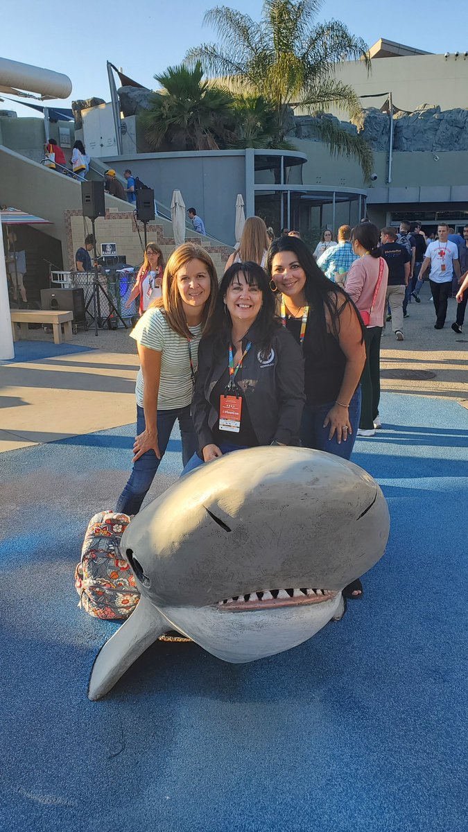 GinaCovington2's tweet photo. Learning and having a blast #InstCon at the Aquarium! https://t.co/eyrwcStq8q