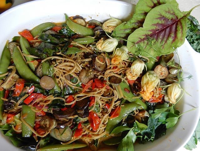 #OnePot #Spaghetti with #CherryTomatoes, #Eggplant, #Kale, #Peppers, #Onion, #SwissChard, #SugarSnapPeas, #Cilantro, #Dill, #AmaranthGreens and #SquashBlossoms. Loosely adapted from a New York Times recipe; I'd never tried cooking pasta and veggies all i… ift.tt/2LJ6suG