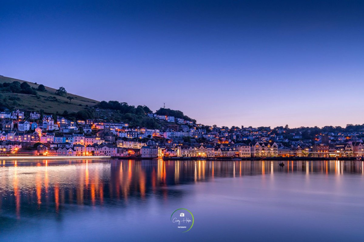Today's daily photo - dusk over #Dartmouth in beautiful #Devon earlier this week...
#LoveDevon 
<a href="/VisitDevon/">Visit Devon</a> <a href="/visitsouthdevon/">Visit South Devon</a> <a href="/ThePhotoHour/">#ThePhotoHour</a> <a href="/DevonLife/">Devon Life</a> <a href="/VisitEngland/">VisitEngland</a>