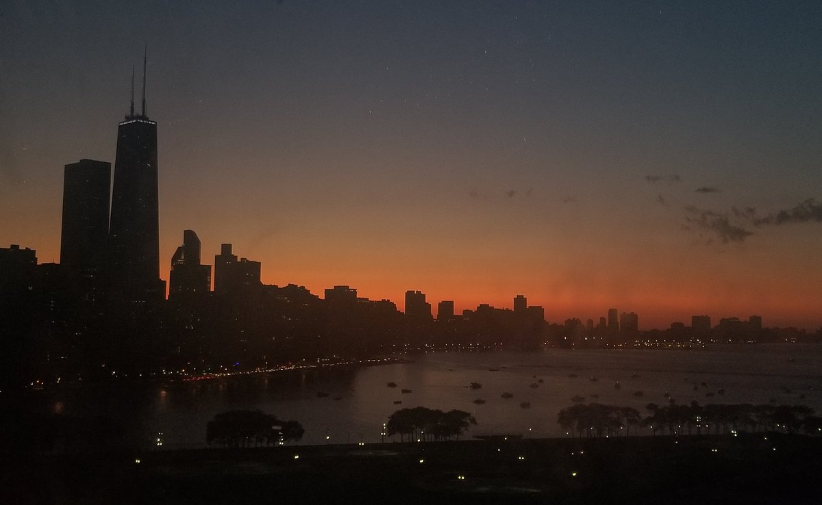 AbbyFeferman's tweet photo. Beautiful Chicago. #sunset #Chicago #beautiful #home https://t.co/5ITUEvTknt