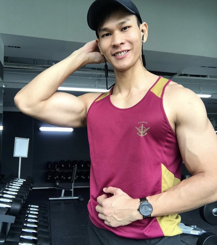 sggay9's tweet photo. Why the fuck is he so big😰💦💦💦 https://t.co/18iZKZK1Fi