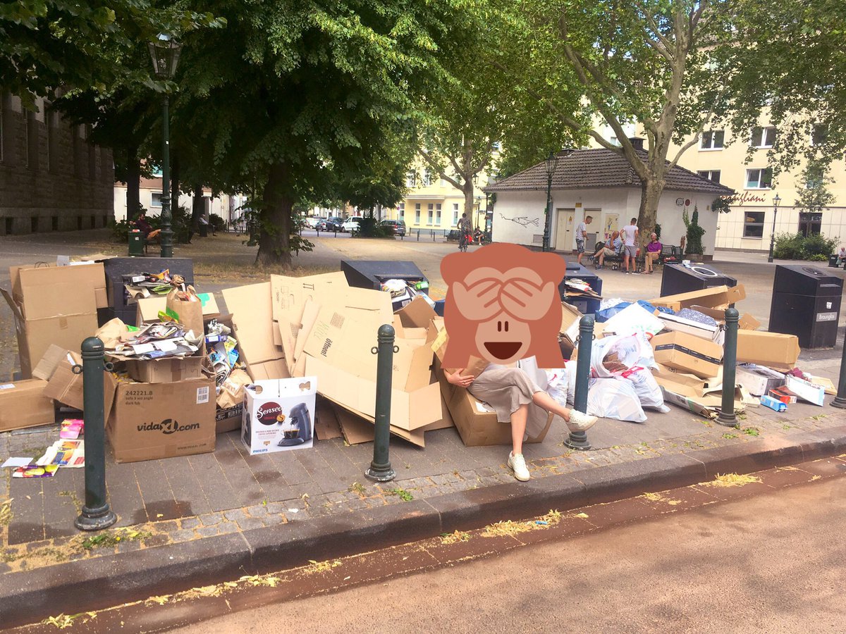 frauschroe's tweet photo. Stillleben #düsseldorf #unterbilk Juli 2019. Und wo entsorgt Ihr euren Müll so? #theurbanway https://t.co/FjTlDdCiLL