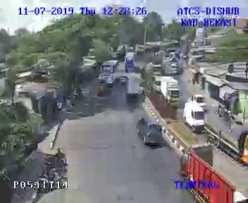 KabbekasiAtcs's tweet photo. 12.29 WIB lalu lintas sekitaran Depan Terminal kali jaya Cikarang siang ini menuju Bekasi maupun Karawang terpantau ramai lancar di kedua arah https://t.co/HvpQwhS3oL