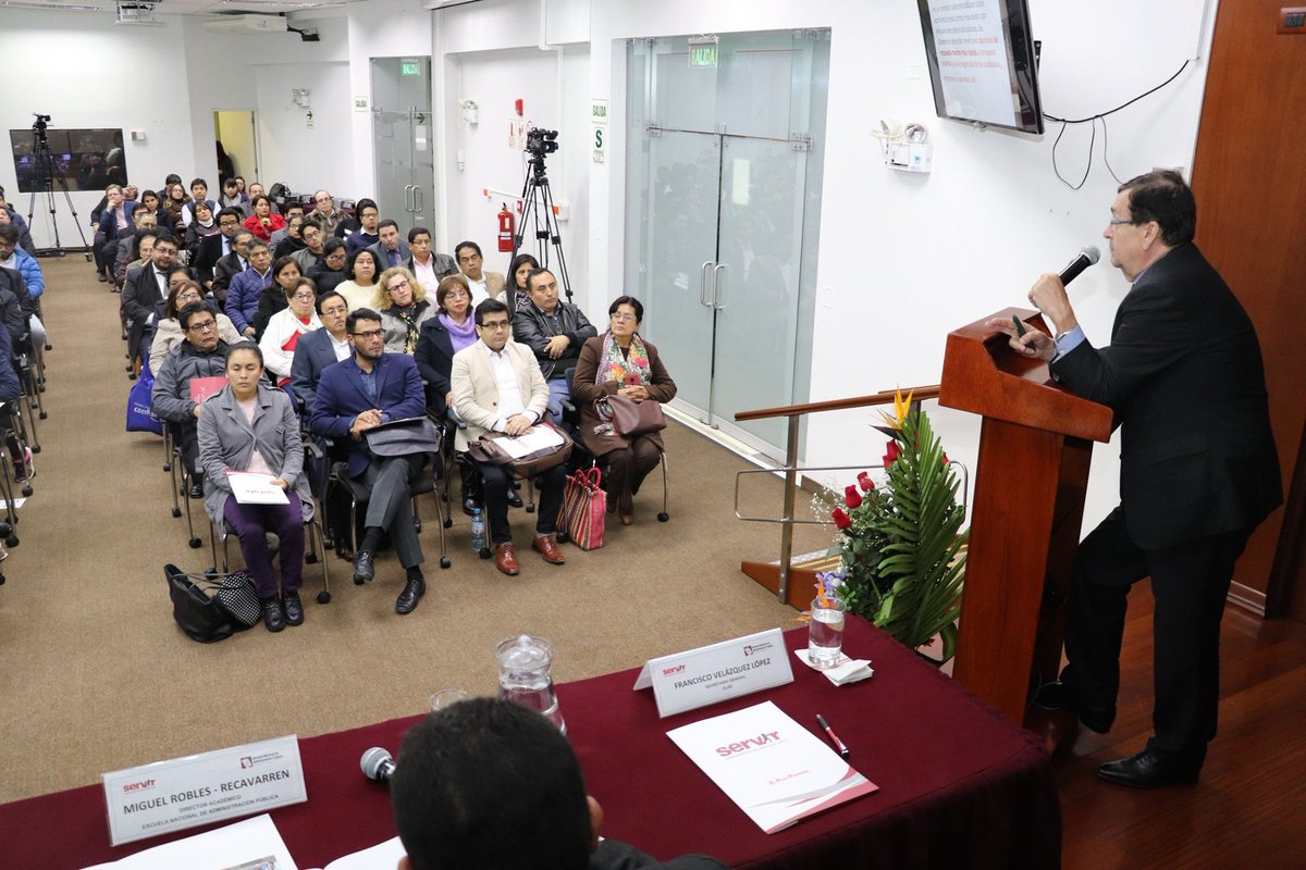 SERVIR_PERU's tweet photo. Francisco Velázquez, @SGeneralCLAD: 'Insistimos en el fortalecimiento de instituciones participativas, inclusivas y transparentes, que con el empleo público contribuyan a generar mayor confianza de los cuidadanos'. Ve su conferencia en https://t.co/xwUx3FOt9o https://t.co/jzmTpugiAk