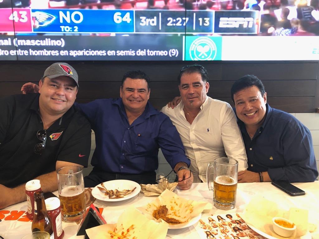 Hoy comimos con buenos amigos, entre ellos Rolando Cantú, ex jugador de los Cardenales de Arizona.