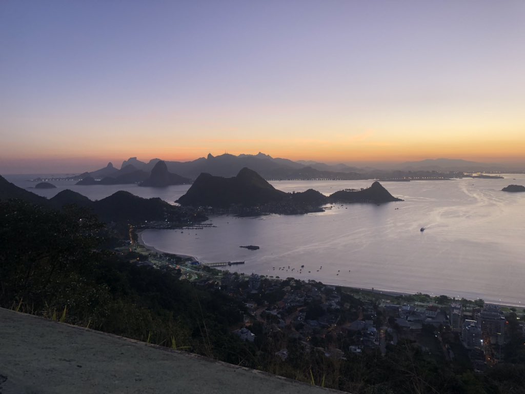 Carla_Martinz's tweet photo. No me siento mentalmente preparada para salir de esta burbuja de felicidad absoluta y de tranquilidad que es Rio de Janeiro, literalmente cada vez que pienso en coger el avión me pongo tan nerviosa que hasta lloro (lo cual no significa que no tenga ganas de volver) https://t.co/C05yZ7NQ1c