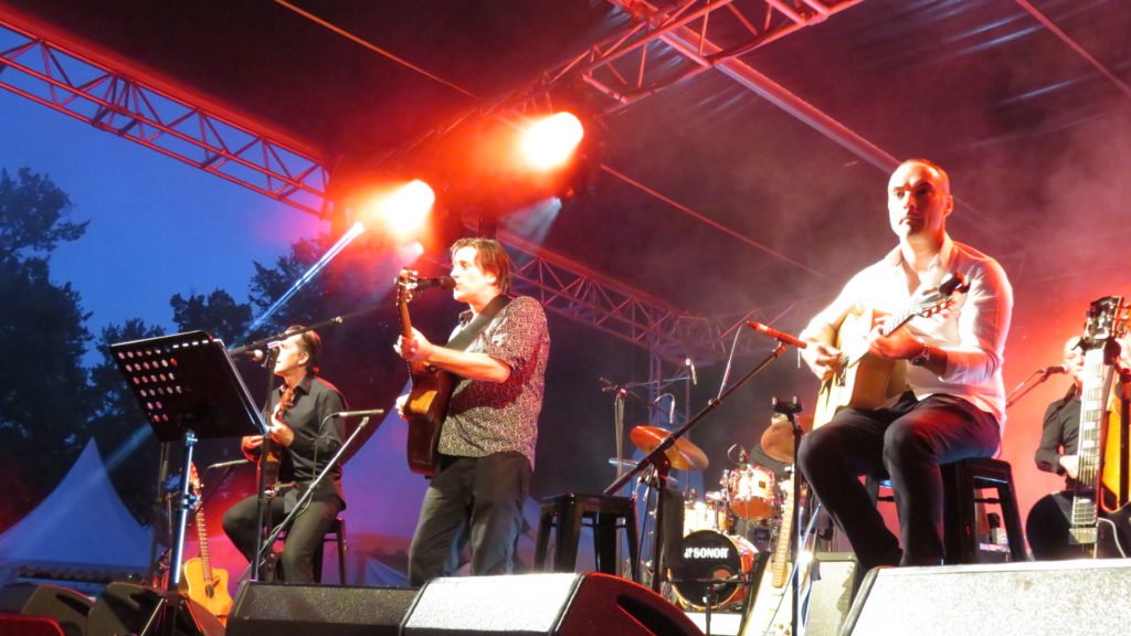 Alain_Marche's tweet image. Quelques jours après, petit retour sur Confluent d’Arts : un monde fou au château de la Rivière pour #ThomasDutronc et ses Esprits Manouches, avec en première partie #Naya. C&apos;était une merveilleuse soirée que je n&apos;oublierai jamais ! 😍🙏 france3-regions.blog.francetvinfo.fr/cote-chateaux/…