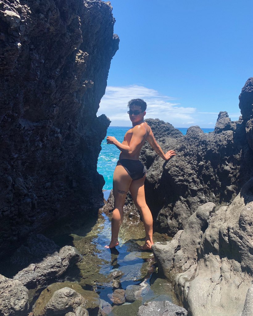 bretmanrock's tweet photo. I said : 🌊😎🗿 https://t.co/QSlM1E4MZ7
