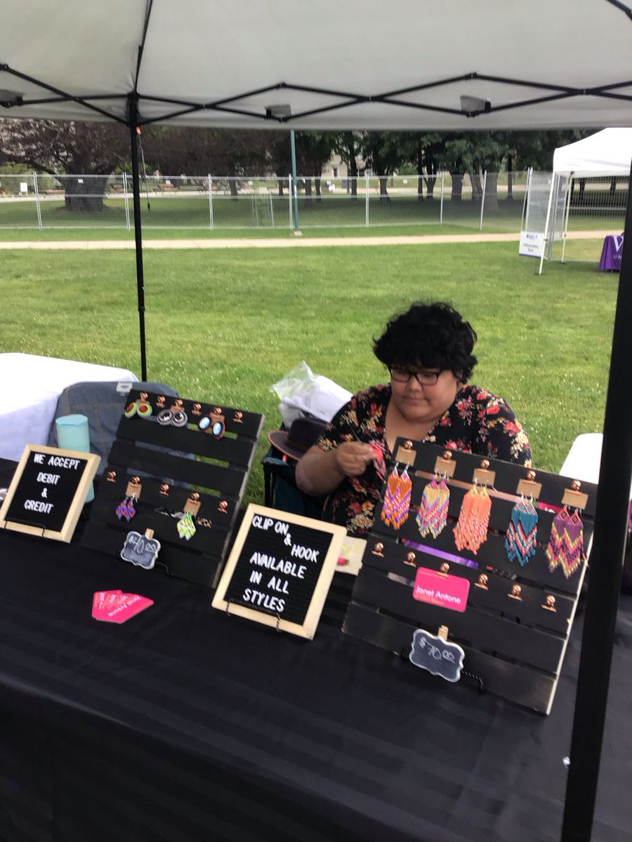westernuLIVE's tweet photo. Amazing time under the tent with #intlacac2019! Thanks to Bear Sisters Catering, our local artists and Genevieve Fisher for making this dinner so special! #purpleandproud #internationaleducation #cdnpse #globalwesternu https://t.co/ByByo0AcjO