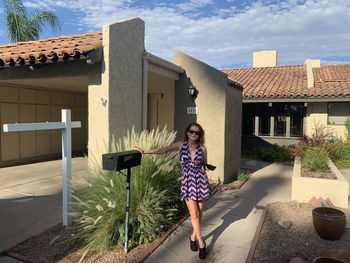 DylanWright_12's tweet photo. Another satisfied client! Glad to be able to hand her the keys to her new home this evening. Very exciting!! https://t.co/dfiWbzKDuX