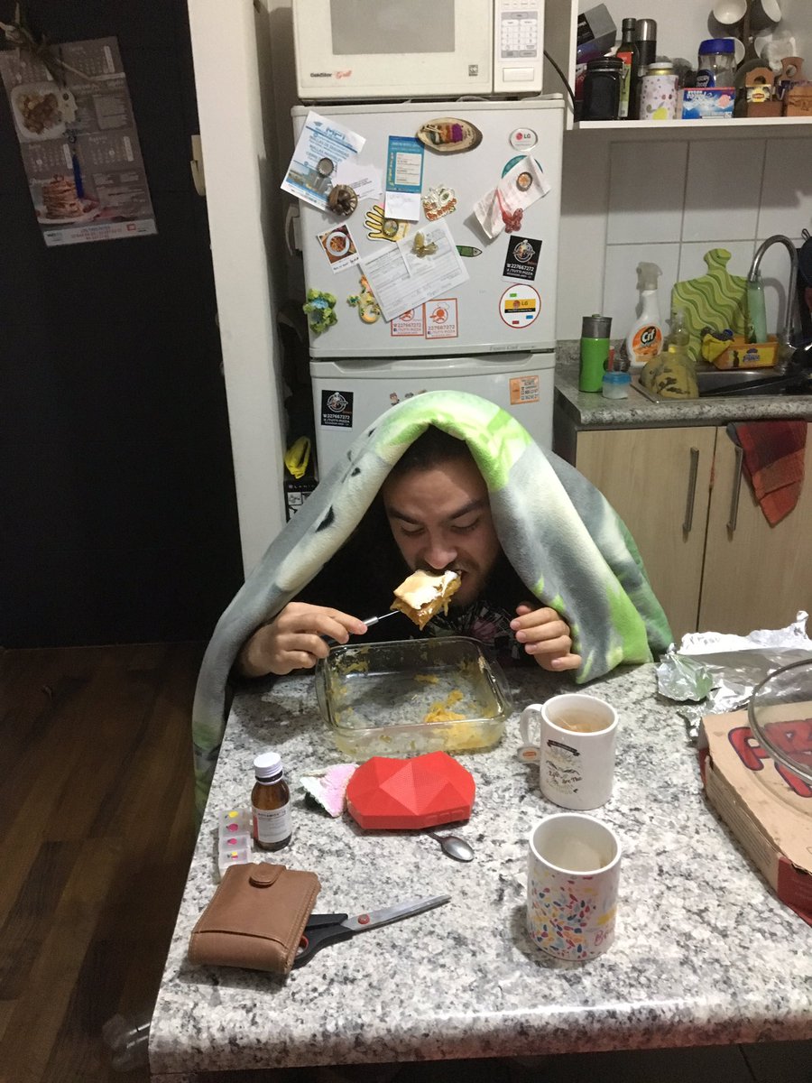 dognaperezz's tweet photo. Vivo con un Borita, que no sabe comer con tenedor o cuchara y come con cuchillo, un pie de mamzana.
#Amikas #borita @valerialunacs @cotesuperm https://t.co/9esFXVXEi4