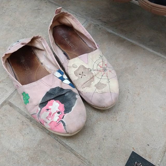 LupiLaFlamme's tweet photo. The paint lasts longer than the shoes...
#wildbunnyarts #customtoms #handpaintedesigns #travel #seetheworld #travelshoes #ukcustomiser #ukstyle #customdesigner https://t.co/cCMXuoHc5u https://t.co/hSEbkQeRo8
