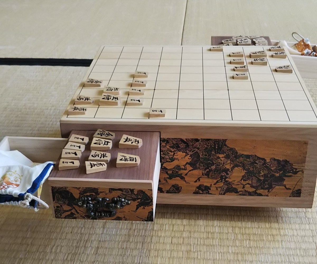 有 ゴールドヘルス 金澤辰生 新作発明将棋盤 大阪夏の陣屏風絵を 印刷しました 王と玉の判るよう表す将棋盤です 正面に武将に 徳川家康 背景は 豊臣秀吉 右側に 徳川軍の武将侍大将が絵柄き 左側に 豊臣軍の武将侍 将棋盤に印刷しました 有 ゴールドヘルス 金澤辰生 新作発明将棋盤 大阪夏の陣屏風絵を 印刷しました 王と玉の判るよう表す将棋盤です 正面に武将に 徳川家康 背景は 豊臣秀吉 右側に 徳川軍の武将侍大将が絵柄き 左側に 豊臣軍の武将侍 将棋盤に印刷しました