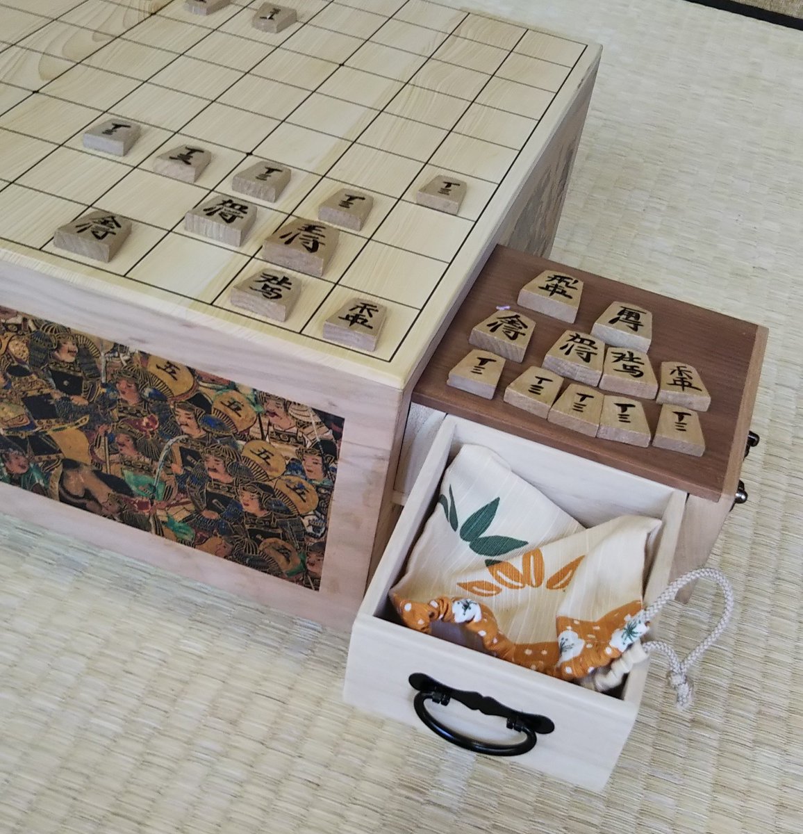 有 ゴールドヘルス 金澤辰生 新作発明将棋盤 大阪夏の陣屏風絵を 印刷しました 王と玉の判るよう表す将棋盤です 正面に武将に 徳川家康 背景は 豊臣秀吉 右側に 徳川軍の武将侍大将が絵柄き 左側に 豊臣軍の武将侍 将棋盤に印刷しました 有 ゴールドヘルス 金澤辰生 新作発明将棋盤 大阪夏の陣屏風絵を 印刷しました 王と玉の判るよう表す将棋盤です 正面に武将に 徳川家康 背景は 豊臣秀吉 右側に 徳川軍の武将侍大将が絵柄き 左側に 豊臣軍の武将侍 将棋盤に印刷しました