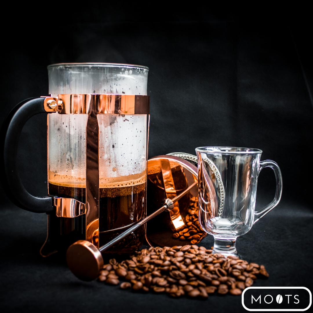 ☕🙌 Un café de especialidad se prepara en un buen método. Una prensa francesa. Es un método que permite obtener el sabor más auténtico del café, con más aceites y un cuerpo único. Para extraer lo mejor del café los granos deben estar en un molido grueso.