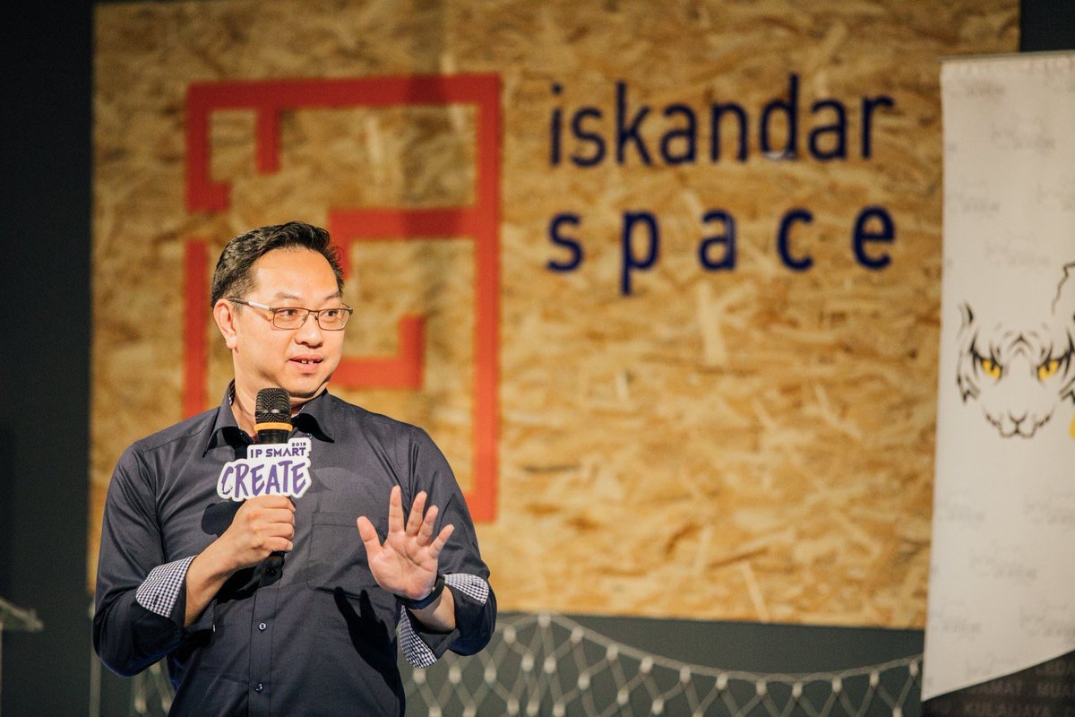 jimmypuah's tweet photo. The only thing that is constant is man must make changes.... innovation and creativity are needed to drive the new economy. Happy to share this thought with young entrepreneurs @ Iskandar Space. May the force be with u 😀 #ipsmart @IskandarMsia https://t.co/SgWSEP026I