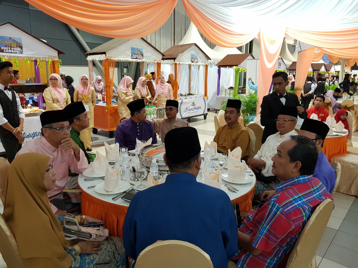 swmenvironment's tweet photo. : Memenuhi Jemputan Majlis Rumah Terbuka Hari Raya Aidilfitri Peringkat Negeri Melaka 2019 bertempat di MITC, Ayer Keroh, Melaka  . 

Pihak SWM turut menyumbangkan kek sebagai tanda kerjasama yang amat baik dengan Kerajaan Negeri Melaka.

#swmsb #swmenvironment https://t.co/93j6Hv9uL2