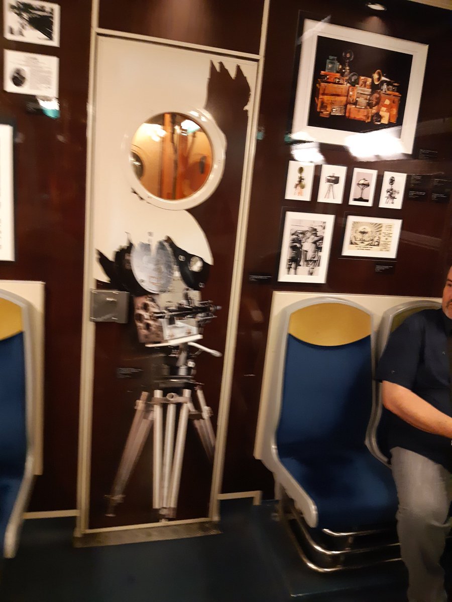 kristMervillon's tweet photo. L invention du cinéma a bord du RER D Nord https://t.co/LtnoxN7swo