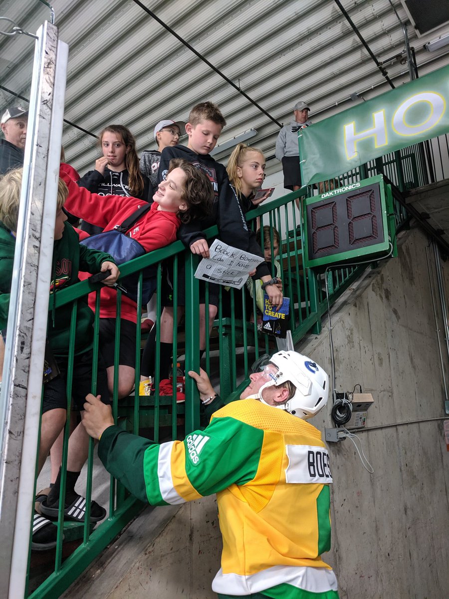 DaBeautyLeague's tweet image. Fun first night at Da Beauty League! 

📸 @T3Morris 

Results: @WalserAutoGroup 10-7 against @JackLinks 

@TraditionCo 7-6 (Ot) against @TRIAortho 

@BICRazors 6-5 against @RBC