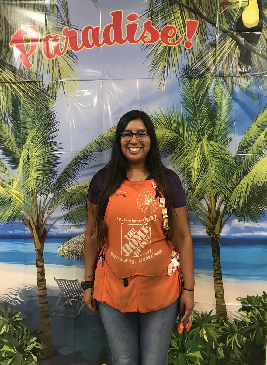 A little late but I’d like to congratulate Leslie for earning Cashier of the month! Way to go! Thank you for all you do!