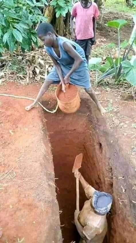 Sudhirntv's tweet photo. This hard working single mother of 3 digs pit latrines for a job at her village to send her children to school and also look aftr hr family. 
She is joined by her children to offer assistance sometimes when they aren't at school. She admits its a hard job to do fr a woman. Copied https://t.co/OhQ8dXWEkO