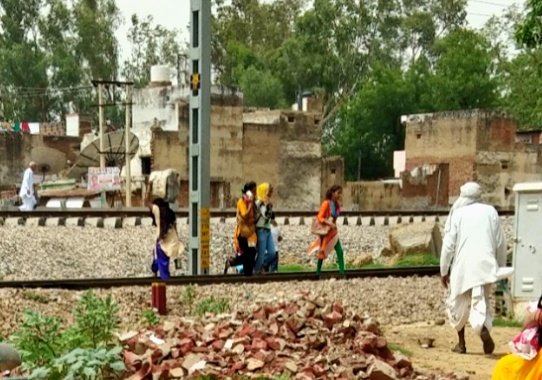 GomlaShyam's tweet photo. @mlkhattar अटेली नगर के बीचोंबीच रेलवे अंडर-प��स बरसात के कारण पानी से भरा खडा है | लोगों को रेलवे लाइन पार करके इधर या उधर जाना पडता है  | लोग बहुत परेशान हैं  | कृपया प्रशासन ध्यान दे | https://t.co/v6SaaInDyt