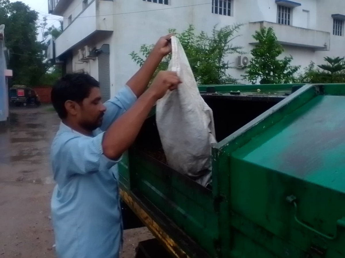 Muzaffarpur_SCM's tweet image. It’s only when citizen’s join hands, that waste becomes resource. All 49 wards #segregate at source @Muzaffarpur_SCM, it has become a habit now. #Mixed #wasteprocessing  shouldn’t be encouraged, this is how you do it- make resource management a people’s movement.