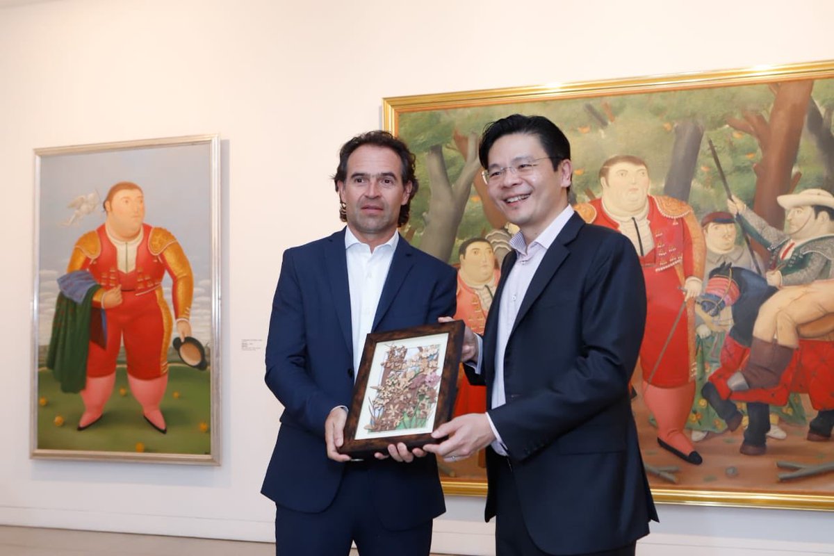 acimedellin's tweet photo. Mayor @ficogutierrez exchanged gifts with the Minister of National Development of Singapore, @LawrenceWongST 
_____
#BuildingTrust, #WCSMF, #WCSYL, #WCSMF2019 https://t.co/G1tFiKzJc3