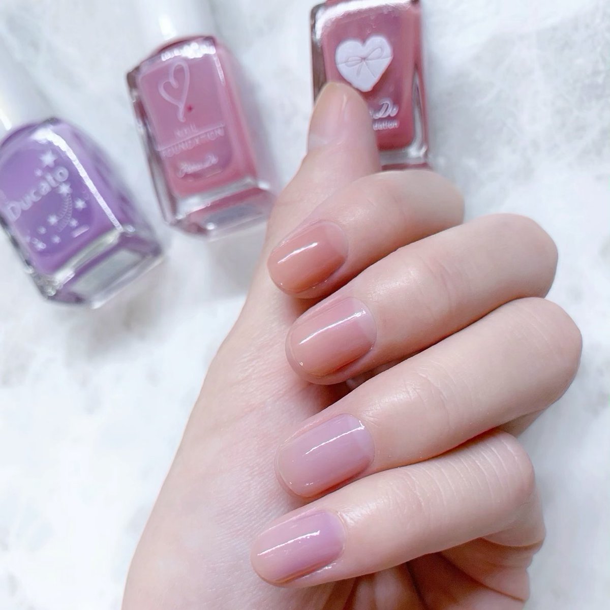 なつのこ ネイル ファンデから青みピンクが出た と喜んだのも束の間 やっぱり青みが足りなくて結局コーラルピンクになっちゃう って人に是非お勧めしたいのがデュカート のミルキーライラック ブルベってチークとかもピンク塗るとコーラルになるし