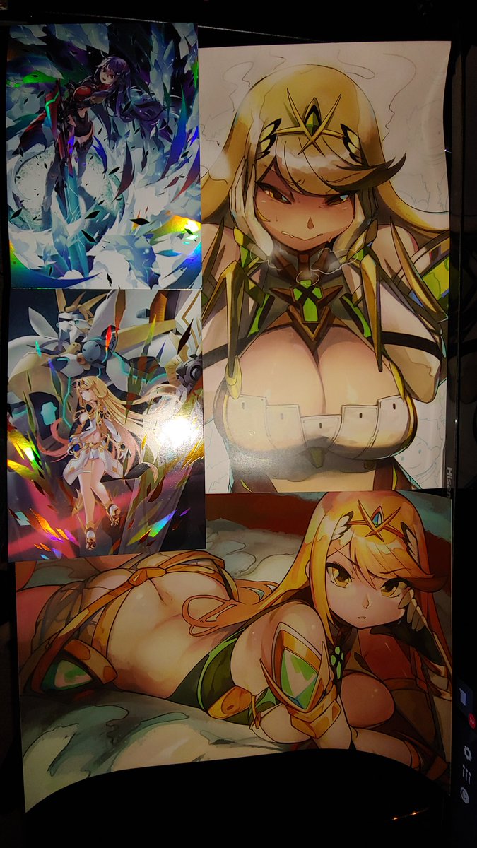 Got so much Xenoblade 2 art at Anime Expo, wasn't expecting to find so much. Even got a Mythra body pillow, gonna have to get Pyra one to match now. 
