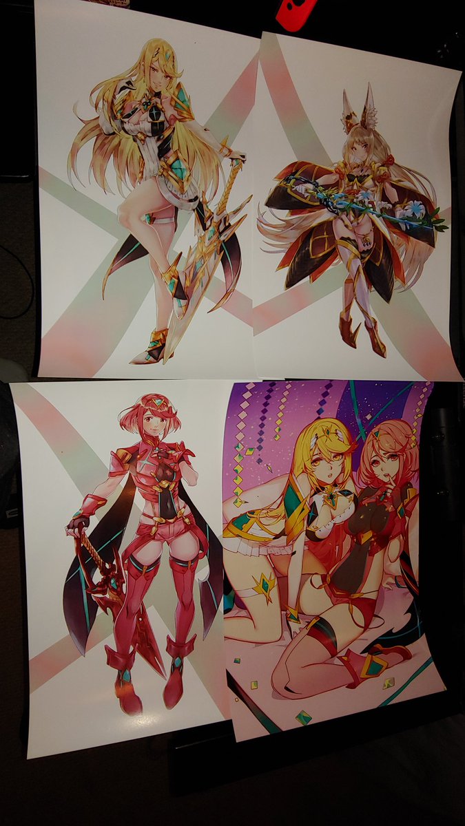 Got so much Xenoblade 2 art at Anime Expo, wasn't expecting to find so much. Even got a Mythra body pillow, gonna have to get Pyra one to match now. 