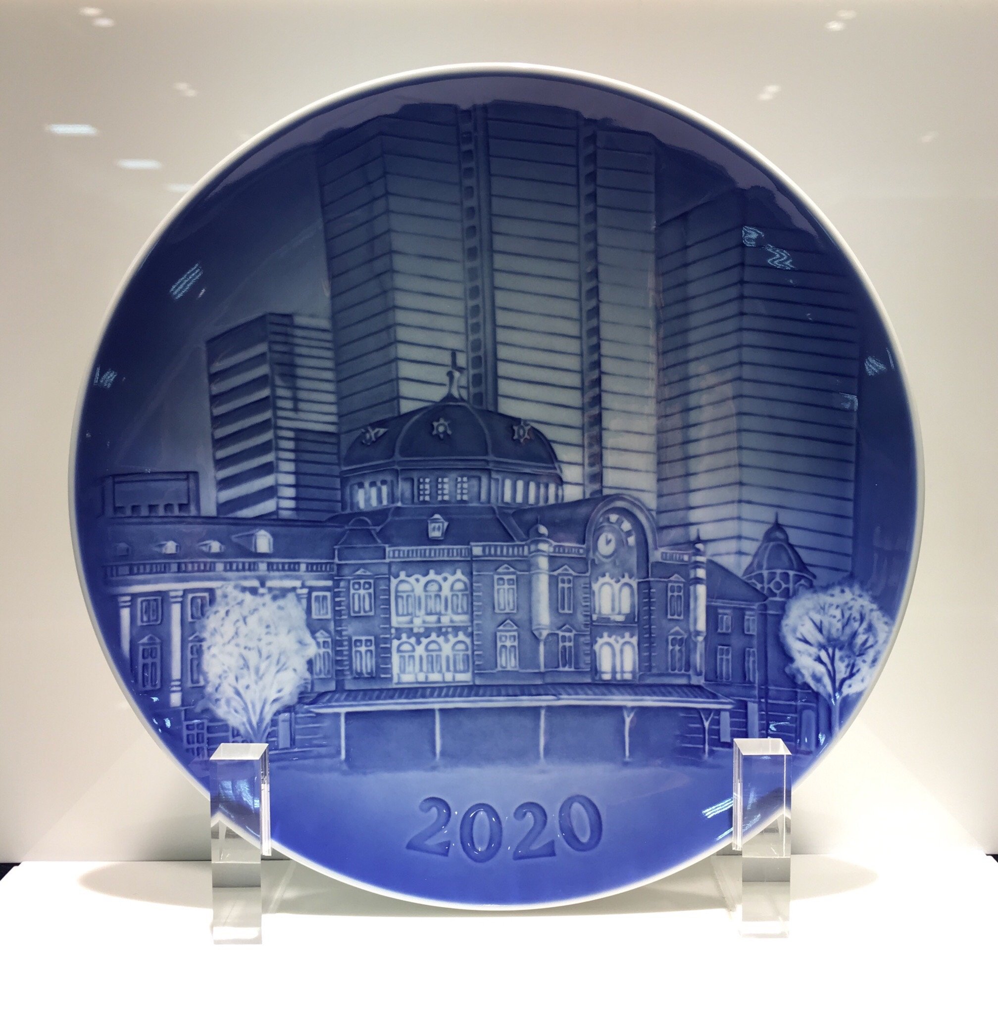 ロイヤルコペンハーゲンの2020年プレート 東京駅描く｜THE