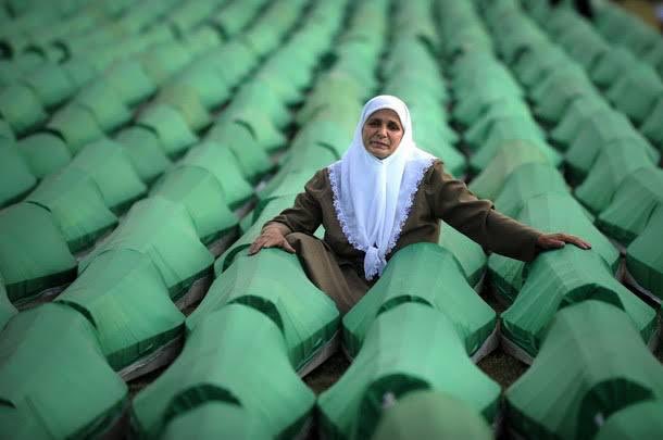 Unutmamak bir daha asla yaşanmasın diyedir. 1995’de 
 #Srebrenitsa’da acımasızca hayatları yok edilen Boşnak kardeşlerimizi rahmetle anıyorum.