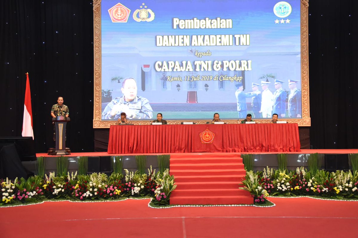 Puspen_TNI's tweet photo. Danjen Akademi TNI : Perwira Profesional Harus Miliki Komitmen dan Sikap Pantang Menyerah
.
Danjen Akademi TNI mengatakan bahwa Perwira Remaja TNI dan Polri harus mempunyai cita-cita setinggi langit seperti menjadi Jenderal, Laksamana, Marsekal dan Jenderal Polisi 😎💂 #Capaja https://t.co/obyuaIyT1X