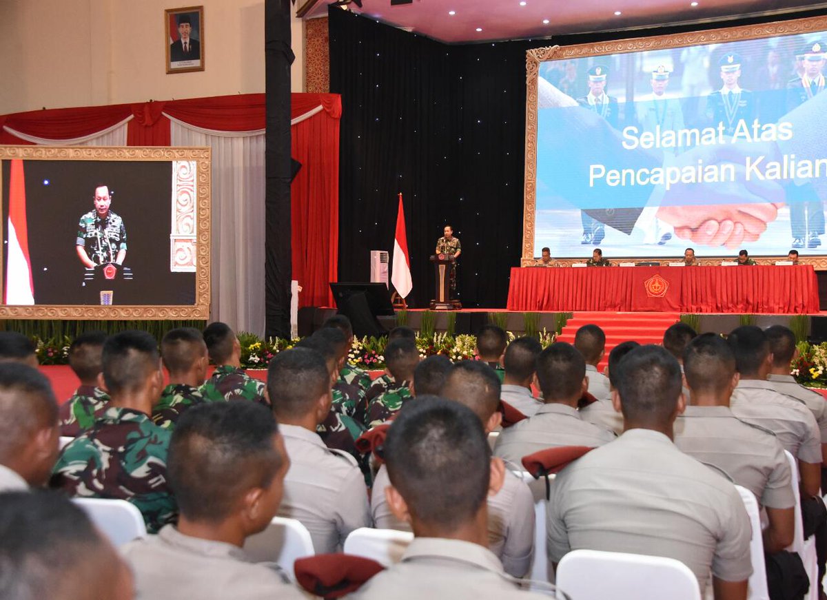 Puspen_TNI's tweet photo. Danjen Akademi TNI : Perwira Profesional Harus Miliki Komitmen dan Sikap Pantang Menyerah
.
Danjen Akademi TNI mengatakan bahwa Perwira Remaja TNI dan Polri harus mempunyai cita-cita setinggi langit seperti menjadi Jenderal, Laksamana, Marsekal dan Jenderal Polisi 😎💂 #Capaja https://t.co/obyuaIyT1X