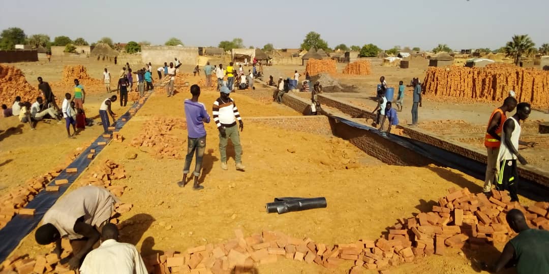 ImenaFoundation's tweet photo. In Aweil Town in Zuid-Sudan wordt er opnieuw hard gewerkt. Vaklieden en dagloners werken met man en macht aan de bouw van een Medisch Centrum #Health #SouthSudan https://t.co/S4bEX7c5qZ