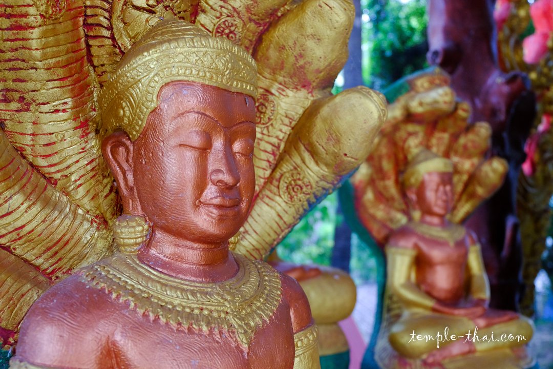 templethailande's tweet photo. Dans un temple d'Amnat Charoen en Isan, quelques bouddhas colorés protégés par le Naga #Mucalinda
#Thailande #amnatcharoen #อำนาจเจริญ #Naga #Buddha
> https://t.co/va7BblHR8N https://t.co/c94A4TnMN6