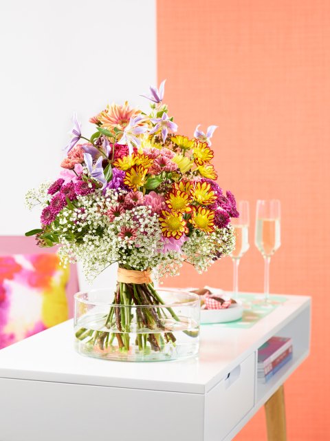 passielflora's tweet photo. Wie maak jij blij met een bloemetje? Chrysanten zijn elk seizoen verkrijgbaar, wat betekent dat je het hele jaar door mensen blij kunt maken met de kleuren van het seizoen! #chrysanten #cadeautip #bloemist #zomer #zeghetmetbloemen https://t.co/mnfU8FJVrT