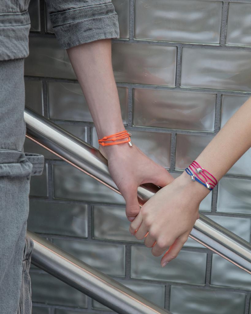 LouisVuitton_JP's tweet image. 今すぐ助けを必要としている子供たちへの支援の証として誕生したブレスレット｢シルバー･ロックイット カラー｣に夏の装いを爽やかに魅せる新色が登場。
@UNICEFはいかなるブランドや製品も推奨するものではありません。 on.louisvuitton.com/6019EvKPW #MAKEAPROMISE #LouisVuitton