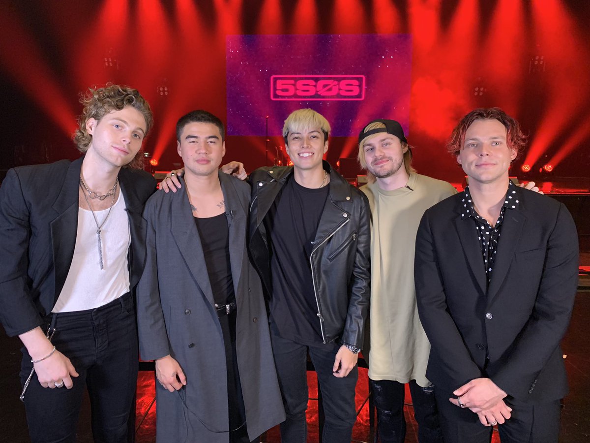 LAAGUINALDO's tweet photo. w/ the coolest guys in the world @5sos ! welcome to Manila boyzzz! 🇵🇭 #LAALLDAY 📸:nick. soon on 👉 https://t.co/7K3NeJ7TZS 👈 https://t.co/q6efQd1njd