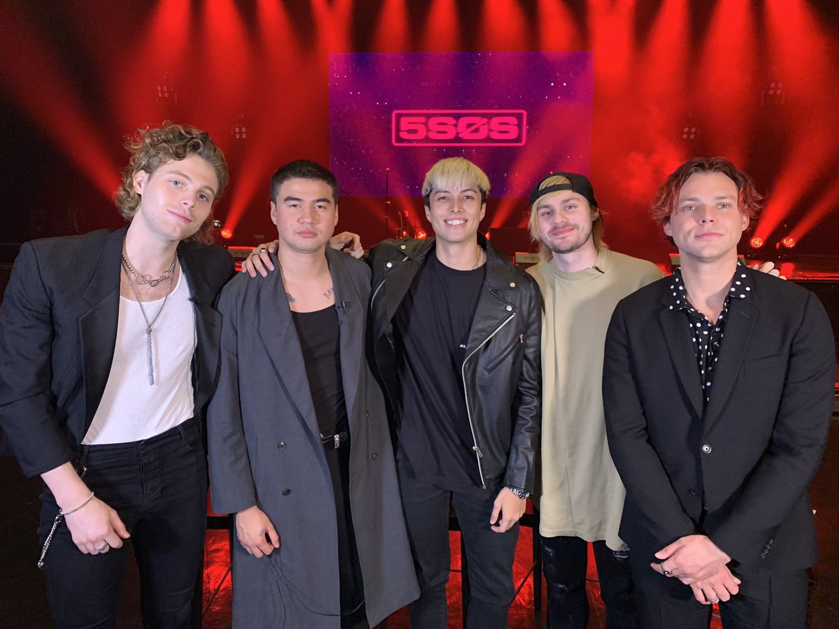LAAGUINALDO's tweet photo. w/ the coolest guys in the world @5sos ! welcome to Manila boyzzz! 🇵🇭 #LAALLDAY 📸:nick. soon on 👉 https://t.co/7K3NeJ7TZS 👈 https://t.co/q6efQd1njd