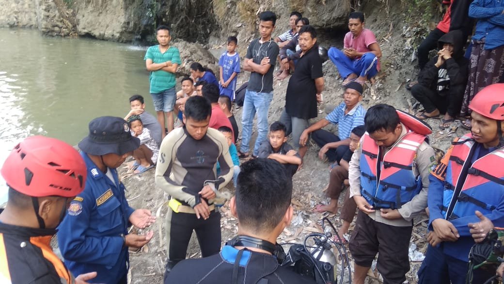 SAR0914's tweet photo. Saat ini di tempat kejadian musibah sudah ada tim rescue dari SAR Pramuka @Pramuka0914, Diskar PB Purwakarta, Kepolisian dan warga serta relawan lainnya. https://t.co/03Gi0Xx1cQ